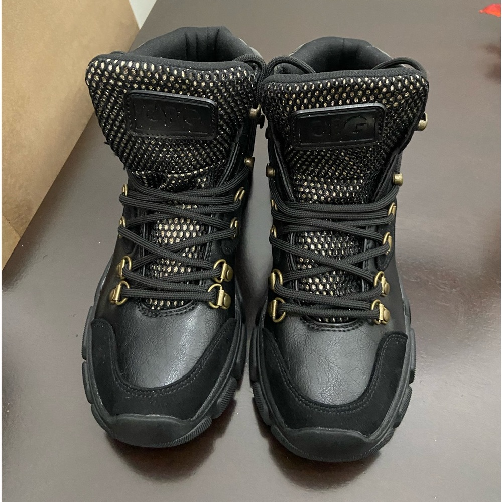 Women GBG Guess boots. NWOT